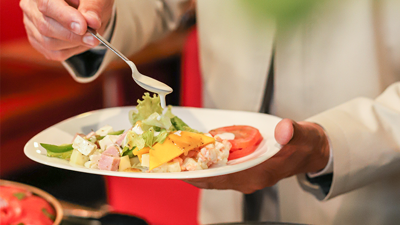 Chef preparando prato